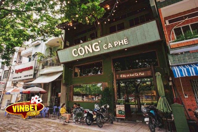 Coi đá banh tại Cộng Cafe