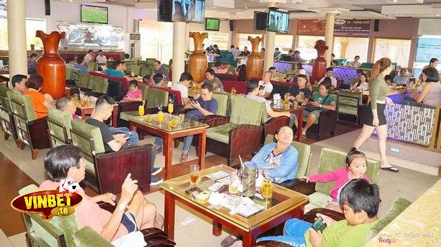Quán cafe coi đá banh view rộng